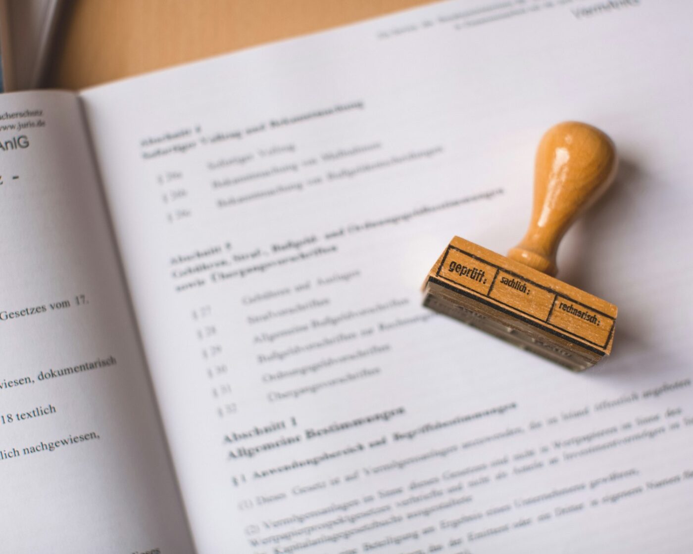 Timbre de madera sobre un libro de legislación abierto